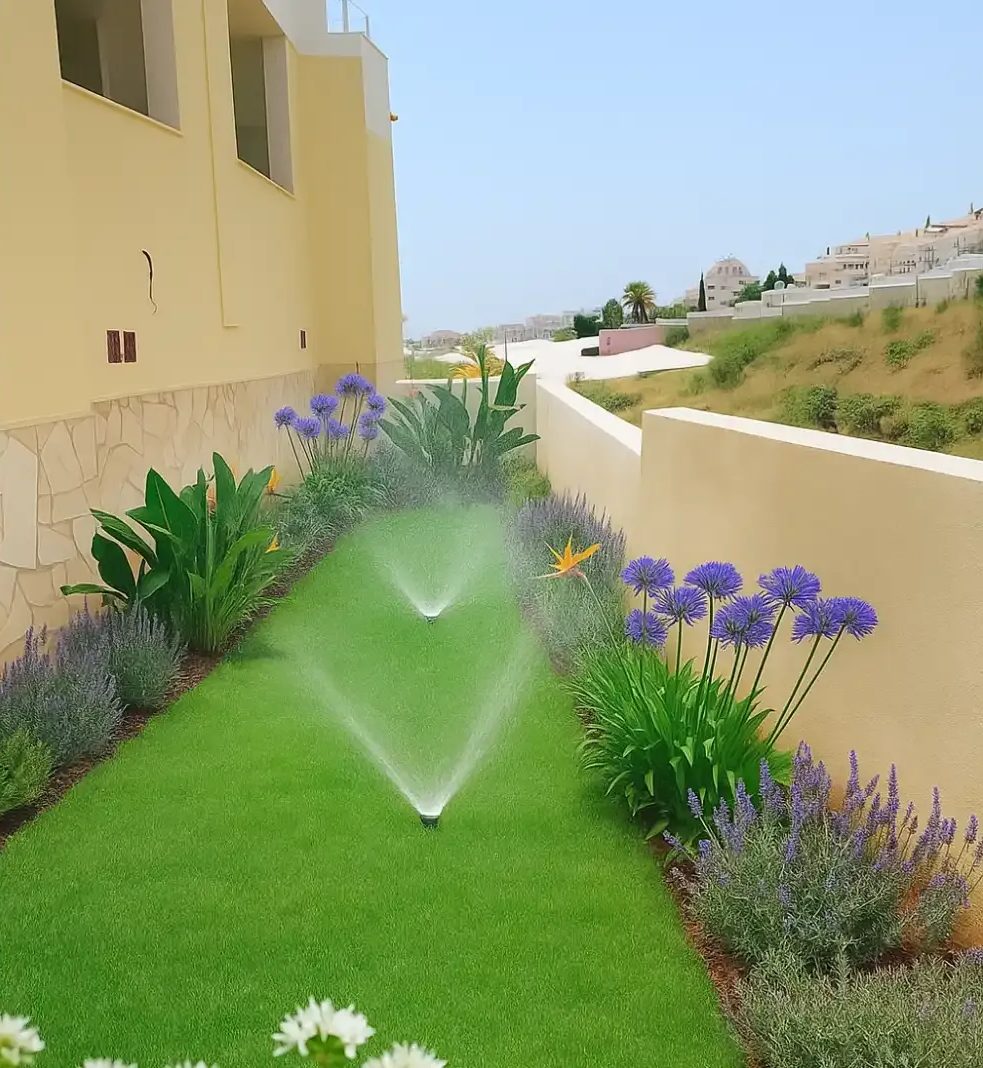 Jardín con riego en la Axarquía